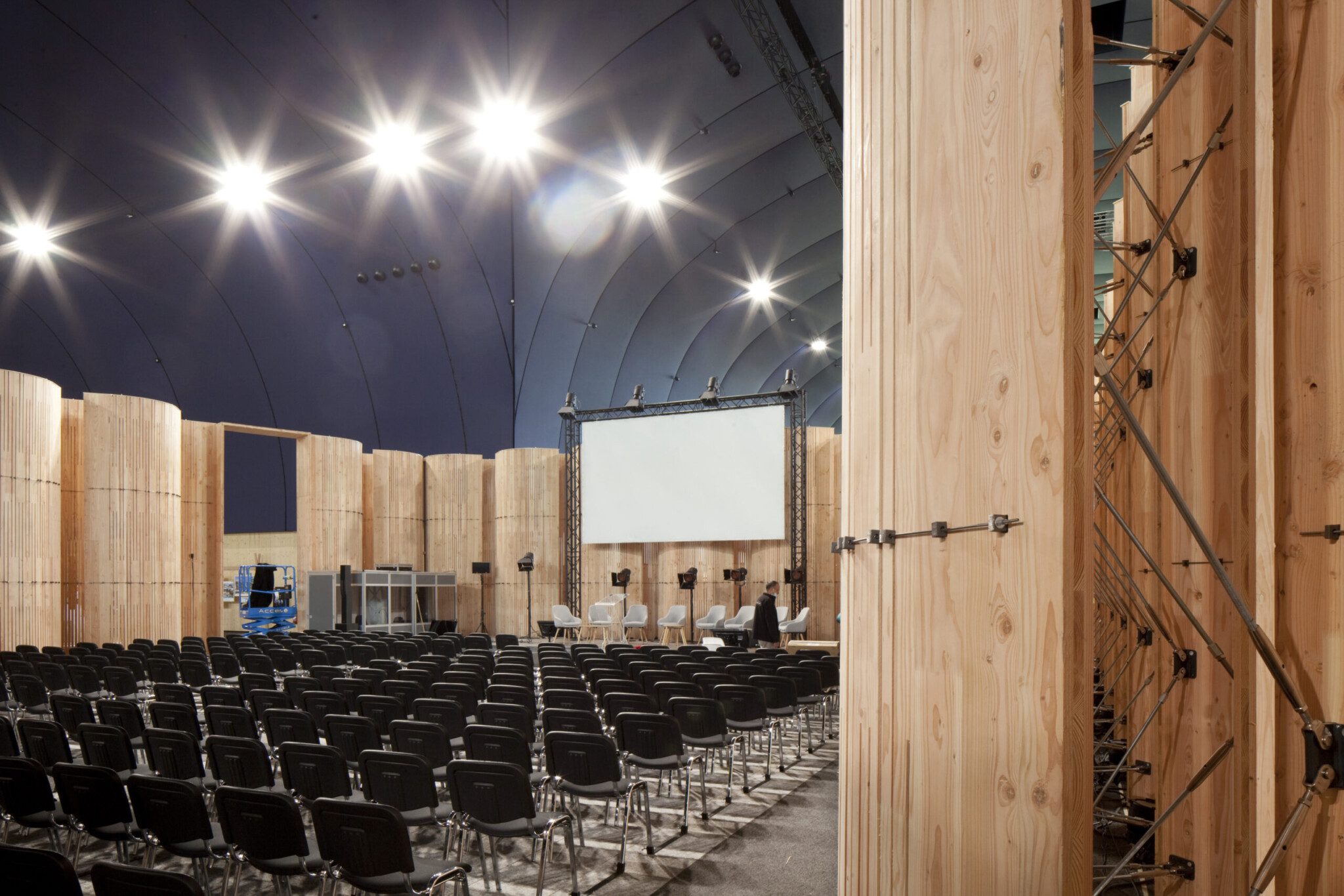 bureau_étude_ bois_timber_wood_engineering_ CLT_Cross laminated timber_GLT_Bois lamellé collé_ossature bois_lamibois_LVL_Glulam_stabilité_bureau d'étude structure_ingénieur bois_résille_treillis_panneau_circularité_bas carbone_poutre_colonne_école en structure bois_bureau en structure bois_crèche en bois_ batiment bois_RT2020_ European green deal_calcul d'assemblage bois_cadwork_étude d'exécution_calcul